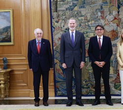 Su Majestad el Rey con el pte. del Tribunal Europeo de Derechos Humanos, Mattias Guyomar; el pte. del Tribunal Constitucional,  Cándido Conde-Pumpido 